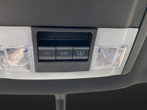 Used 2018 Ford Explorer XLT w/ Equipment Group 202A AWD/4WD image 34