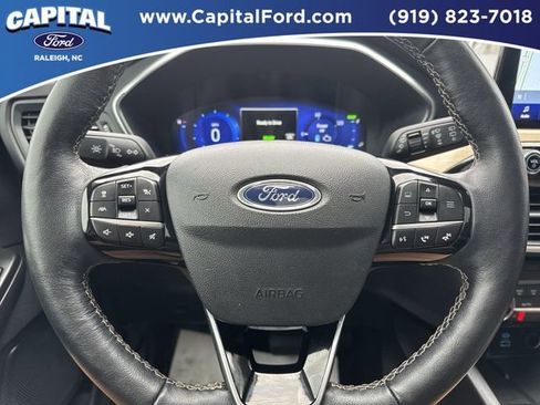 Certified 2022 Ford Escape Titanium w/ Titanium Elite Package image 27