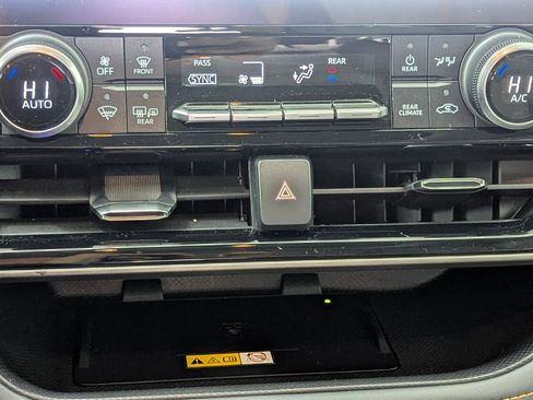 Used 2023 Toyota Highlander Bronze Edition image 28