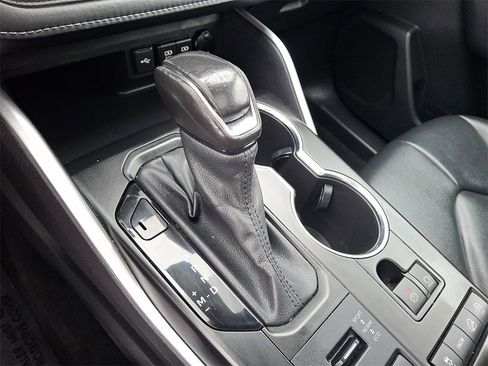 Used 2021 Toyota Highlander XLE image 18