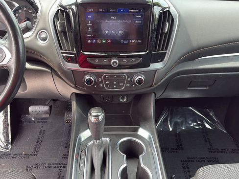 Used 2020 Chevrolet Traverse LT FWD image 13