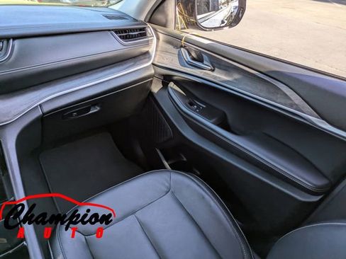 Used 2023 Jeep Grand Cherokee L Limited w/ Black Appearance Package image 23