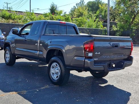 Used 2023 Toyota Tacoma SR w/ SR Convenience Package AWD/4WD image 4