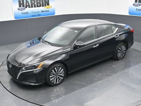 Used 2025 Nissan Altima 2.5 SV FWD image 22