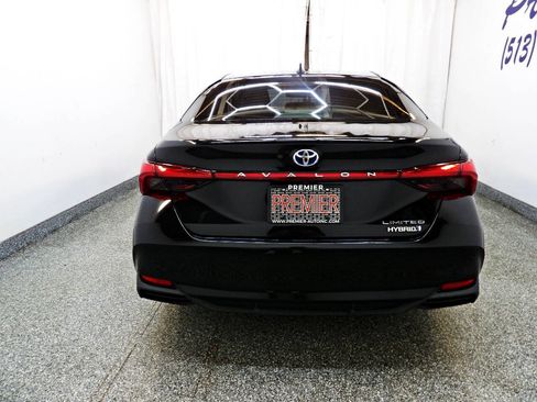 Used 2022 Toyota Avalon Limited w/ Advanced Safety Package FWD image 7