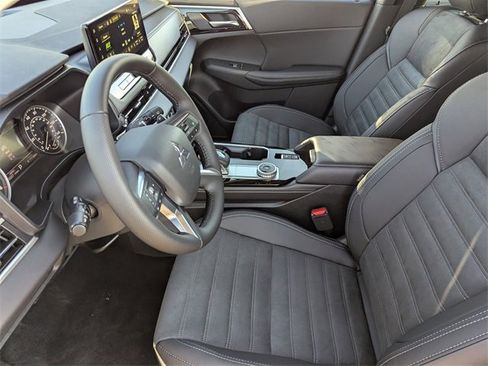 New 2025 Mitsubishi Outlander SE image 11