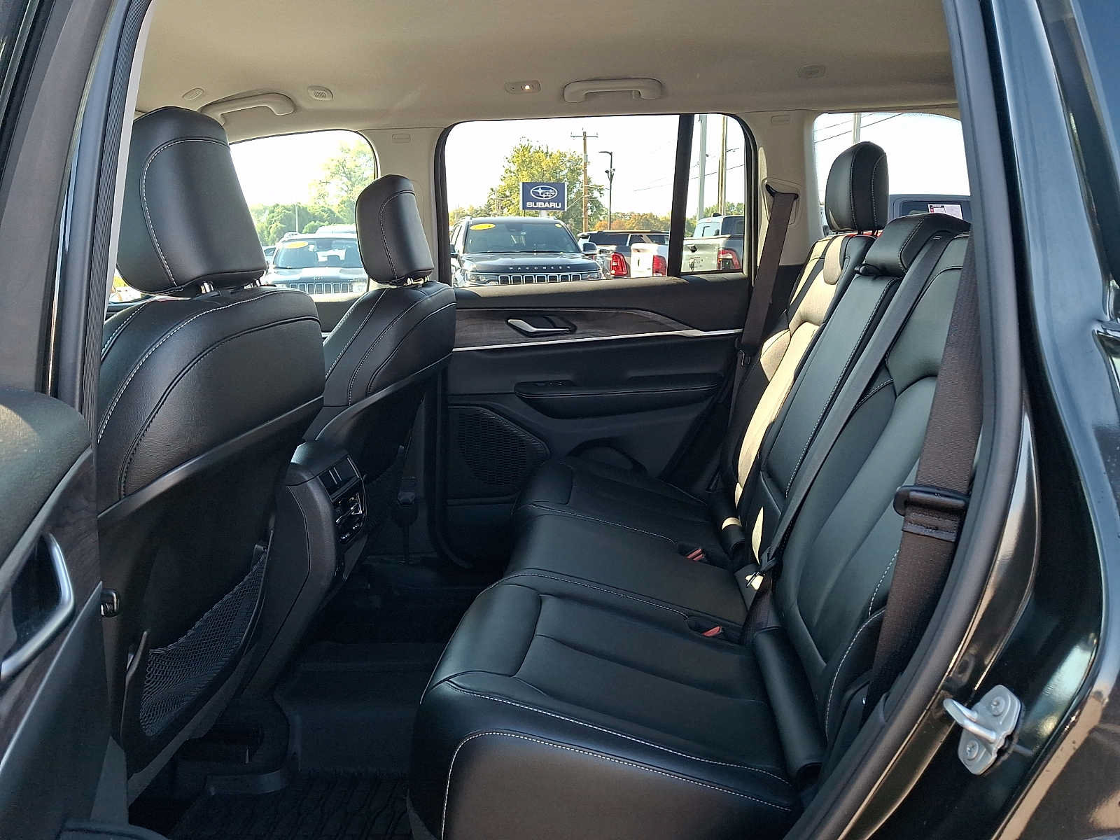 Used 2023 Jeep Grand Cherokee Limited AWD/4WD image 10