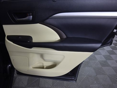 Used 2018 Toyota Highlander XLE image 28