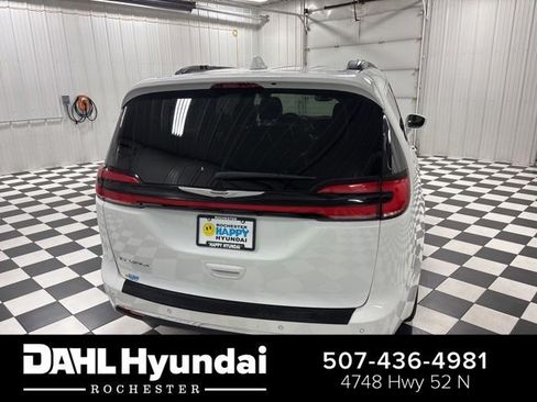 Used 2022 Chrysler Pacifica Touring-L FWD image 4