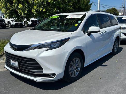 Certified 2026 Toyota Sienna XLE FWD image 2