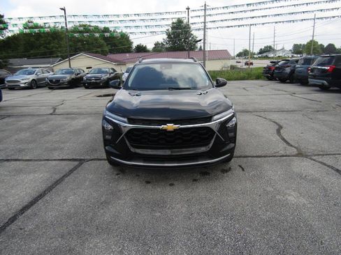 Used 2025 Chevrolet Trax LT w/ Driver Confidence Package FWD image 2