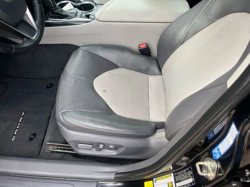 Used 2020 Toyota Camry XLE image 10