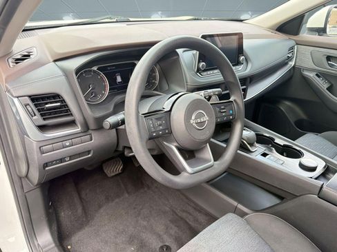 Used 2023 Nissan Rogue SV image 4