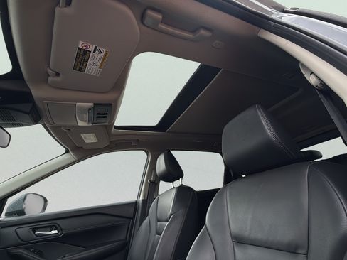 Used 2025 Nissan Rogue SL w/ Tech Package FWD image 21