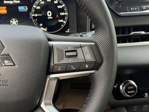 Used 2025 Mitsubishi Outlander SE image 16