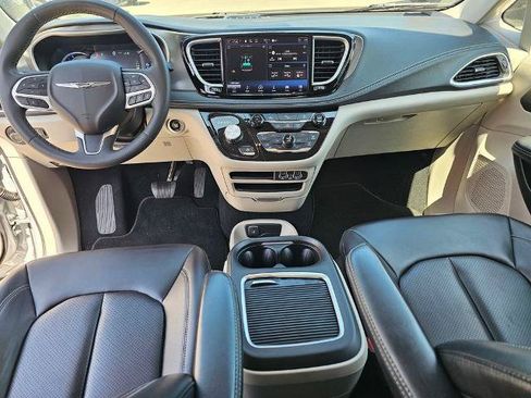 Used 2023 Chrysler Pacifica Touring-L FWD image 16