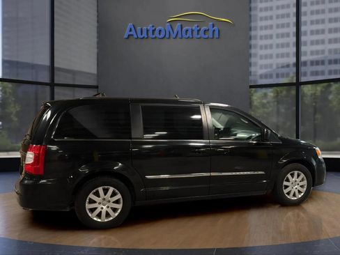 Used 2015 Chrysler Town & Country Touring FWD image 11