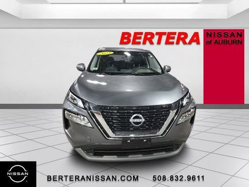 Used 2023 Nissan Rogue SV image 3