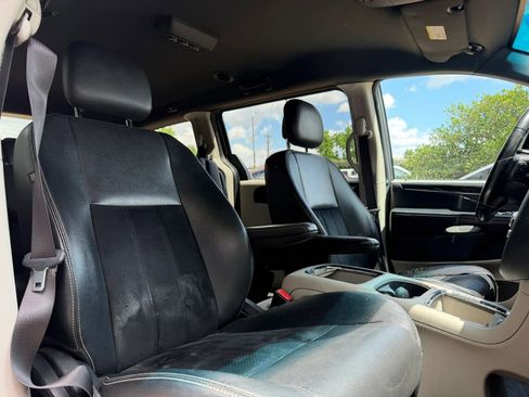 Used 2017 Dodge Grand Caravan SXT image 16