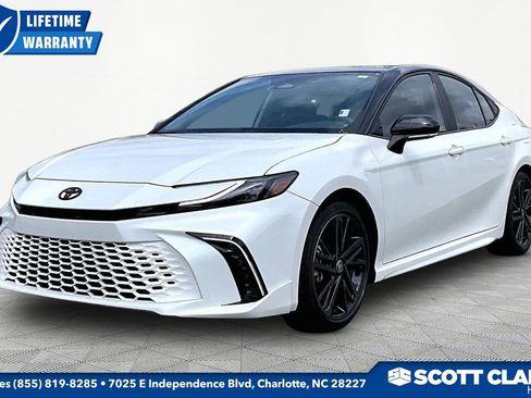 Used 2025 Toyota Camry XSE FWD image 3
