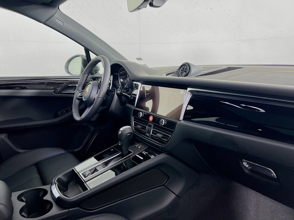 Certified 2026 Porsche Macan AWD/4WD image 31