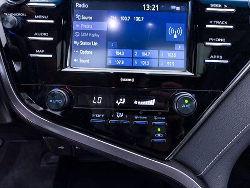 Used 2020 Toyota Camry SE w/ Blackout Package FWD image 22