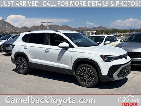 Used 2026 Volkswagen Taos SE FWD image 1