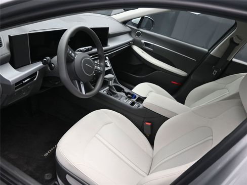 Certified 2025 Hyundai Sonata SE image 9