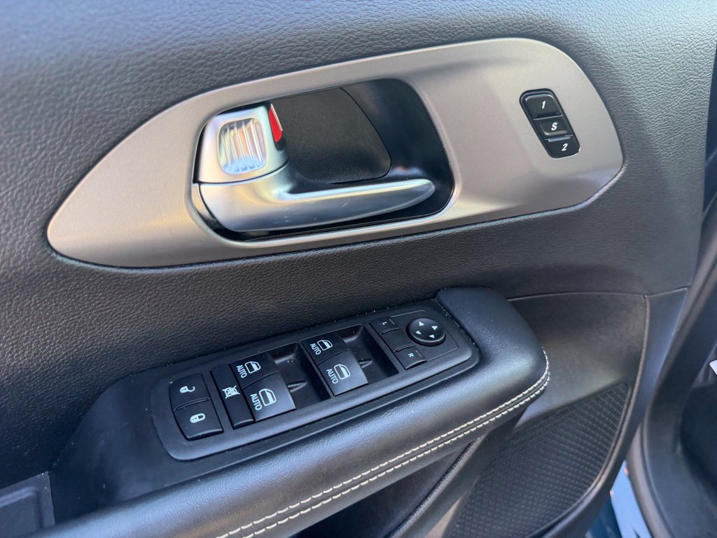 Used 2025 Chrysler Pacifica Select FWD image 10