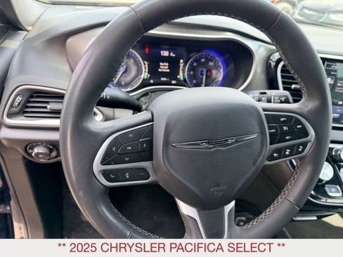 Used 2025 Chrysler Pacifica Select FWD image 22