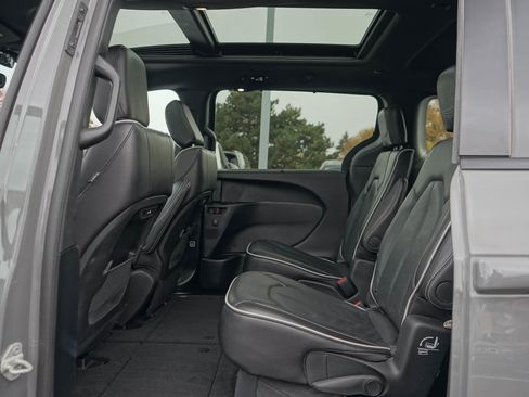 Used 2025 Chrysler Pacifica Limited image 28