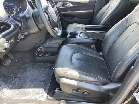 Used 2021 Chrysler Pacifica Touring-L w/ Premium & Safety Sphere Group FWD image 18