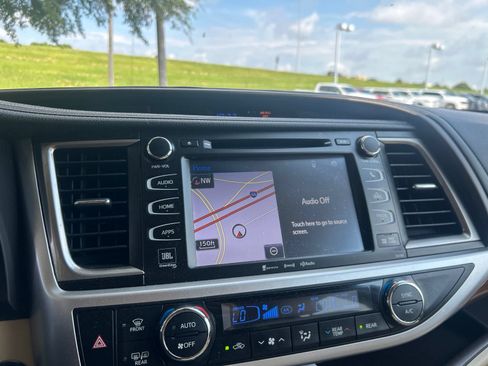 Used 2018 Toyota Highlander Limited FWD image 11