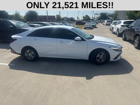 Used 2025 Hyundai Elantra SE FWD image 2