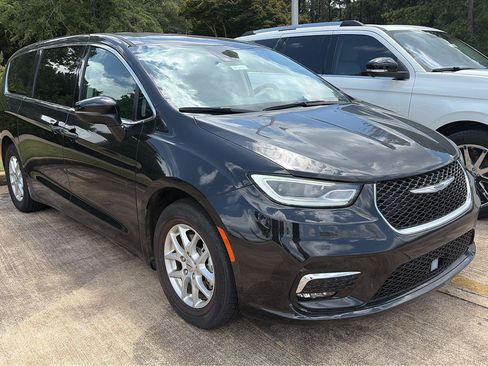 Used 2023 Chrysler Pacifica Touring-L FWD image 1