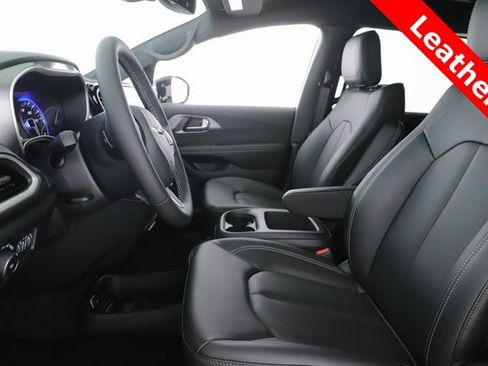 New 2026 Chrysler Pacifica Select image 16