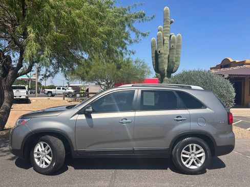 Used 2014 Kia Sorento LX FWD image 2