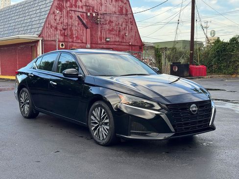 Used 2023 Nissan Altima 2.5 SV w/ SV Premium Package FWD image 2