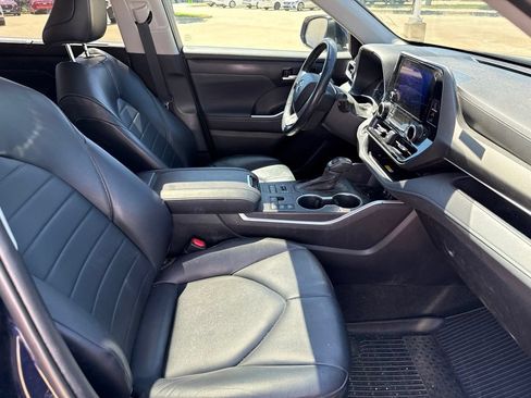 Used 2023 Toyota Highlander XLE AWD/4WD image 16