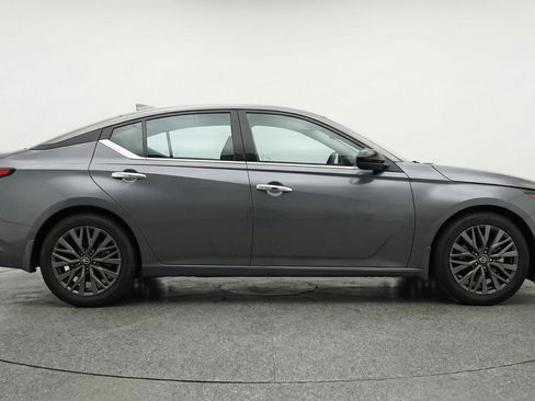 Used 2025 Nissan Altima 2.5 SV FWD image 11