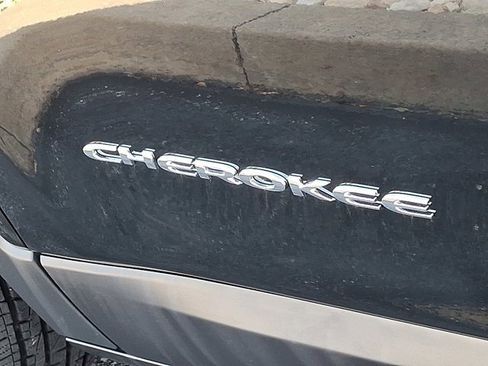 Certified 2022 Jeep Cherokee Latitude Lux image 33