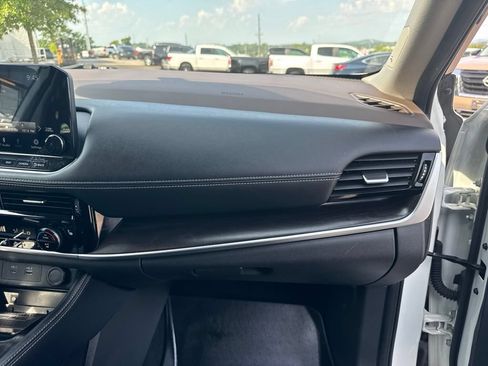 Used 2023 Nissan Rogue Platinum FWD image 16