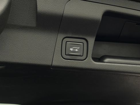 Used 2020 GMC Acadia SLE w/ Driver Convenience Package FWD image 10