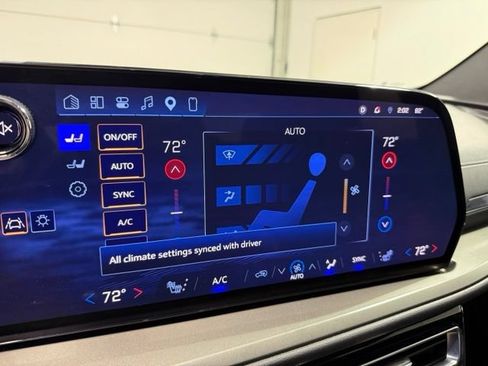Used 2026 Chevrolet Traverse LT FWD image 16