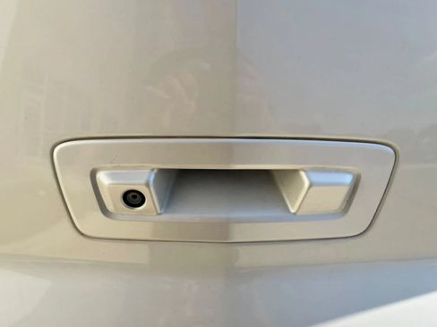 Used 2012 Chevrolet Traverse LTZ FWD image 11
