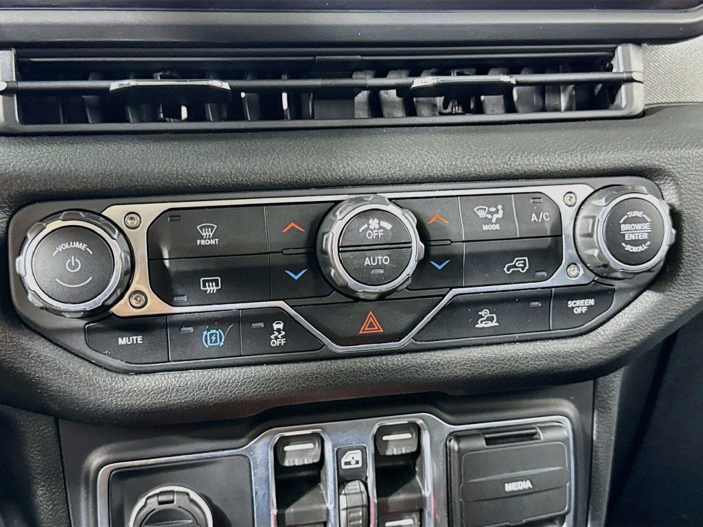 Used 2024 Jeep Wrangler Unlimited AWD/4WD image 23