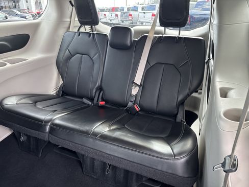 Used 2024 Chrysler Pacifica Touring-L image 22