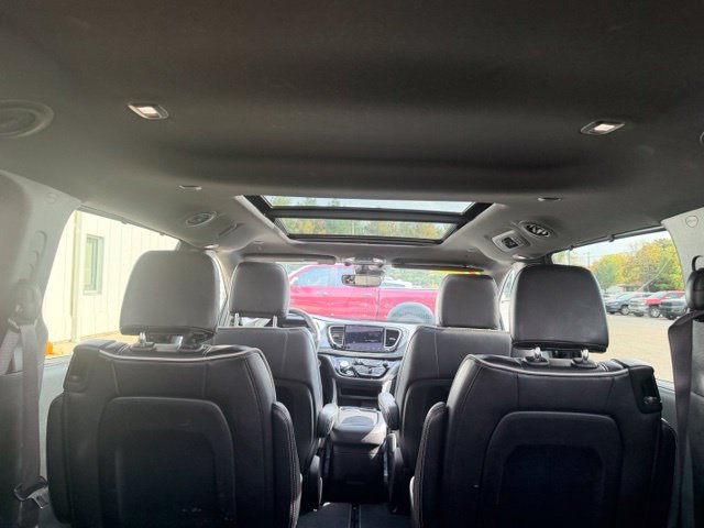 Used 2025 Chrysler Pacifica Limited FWD image 24