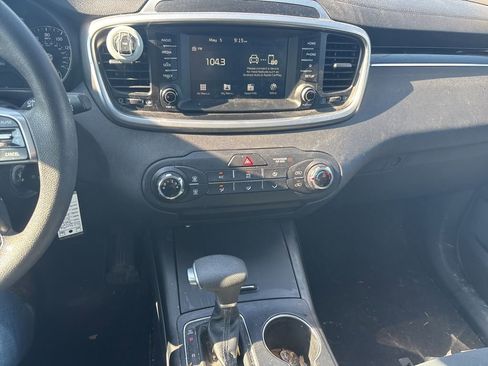 Used 2019 Kia Sorento AWD image 9