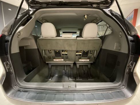 Used 2017 Toyota Sienna XLE image 27